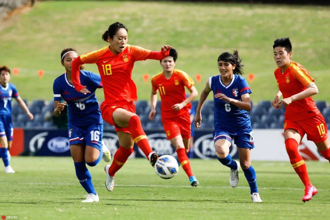中国女足队员受到国内外球迷关注，成为焦点
