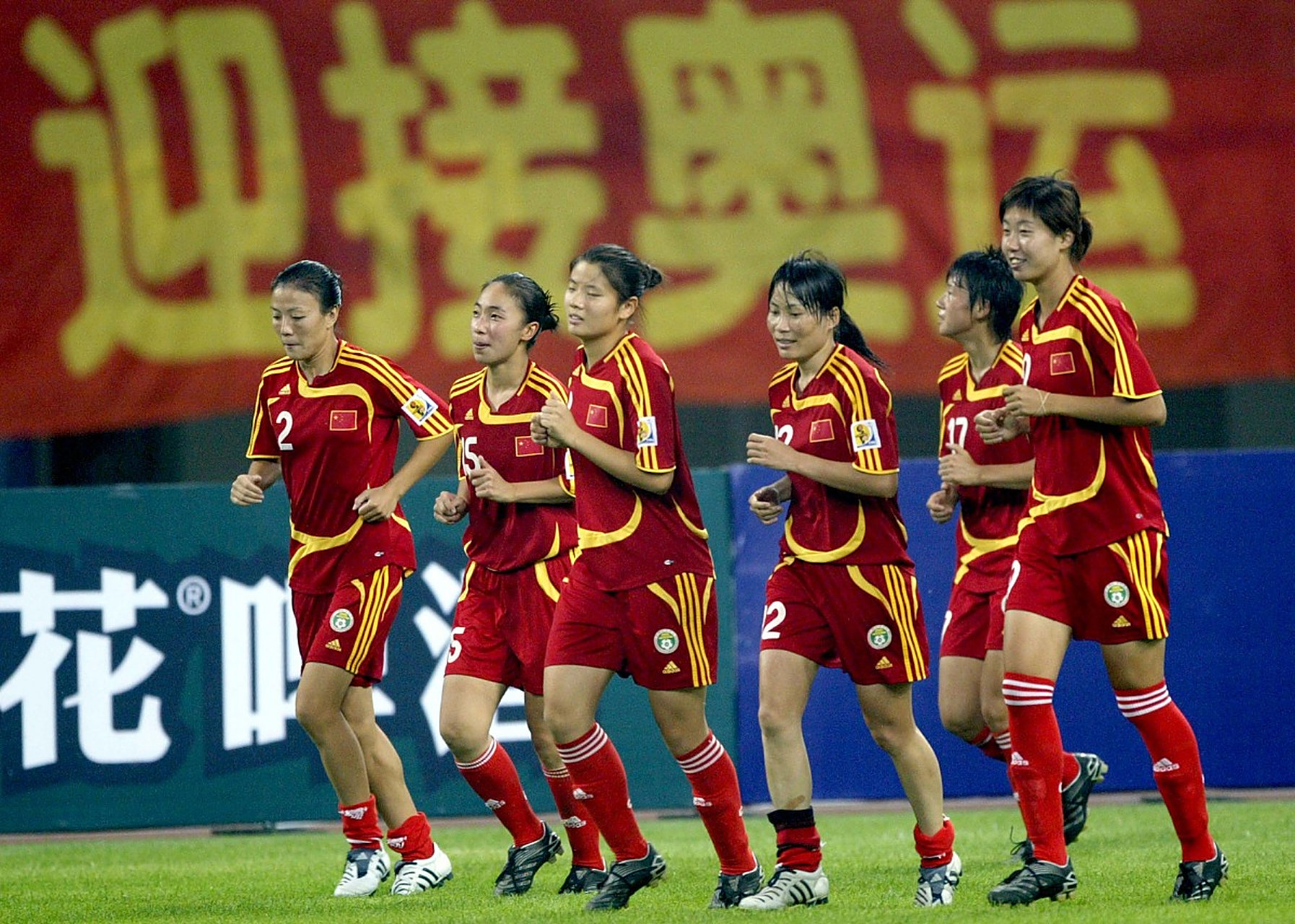 精彩足球瞬间：女足向前冲刺令人热血沸腾的简单介绍